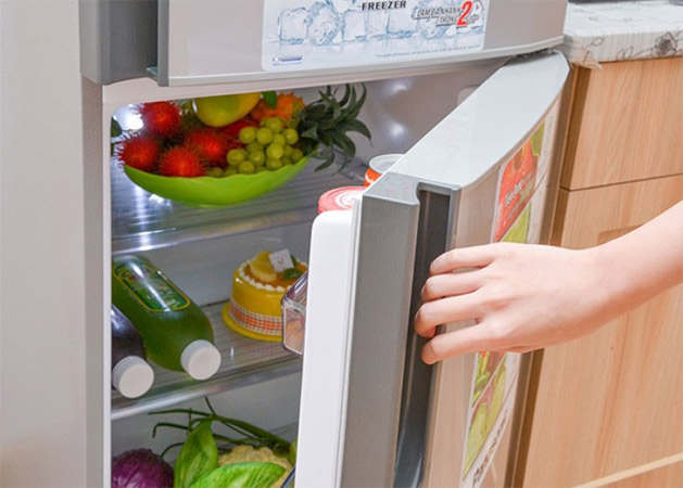 Cửa tủ lạnh bị mở.